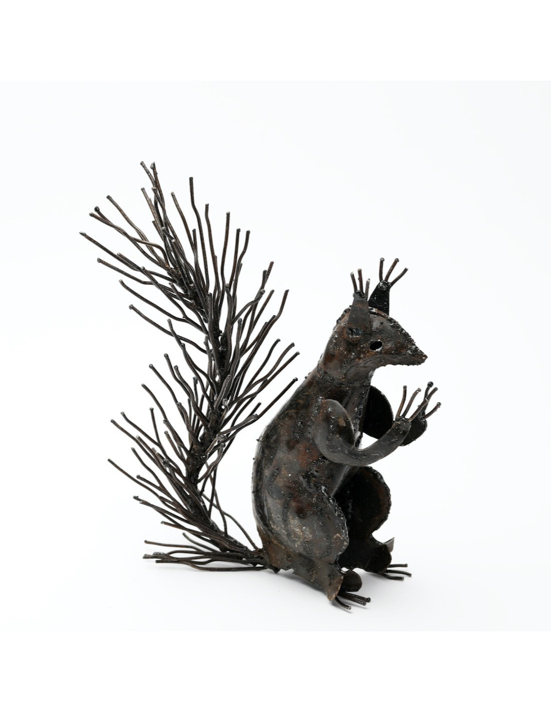 Écureuil assis en métal recyclé brut - Décoration