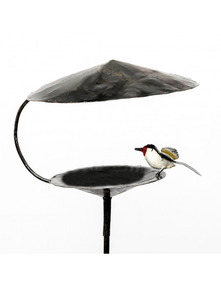 Mangeoire pour les oiseaux avec chardonneret élégant aux ailes déployées-Mangeoire oiseaux sur pied