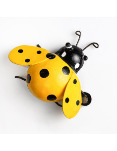 Coccinelle jaune ailes ouverte en métal recyclé peint deco jardin