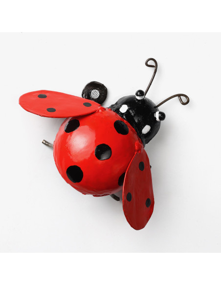 Coccinelle rouge ailes ouverte en métal recyclé peint deco jardin